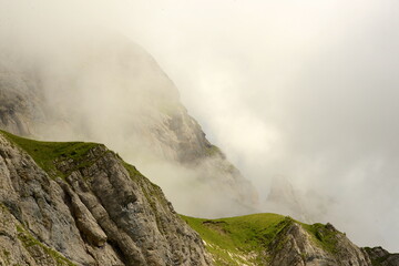 Sommer in den Bergen. Bergpanorama in den Alpen