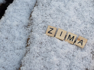 zima - napis z drewnianych kostek, ułożony w śniegu, czas wolny, przerwa zimowa od szkoły, język polski