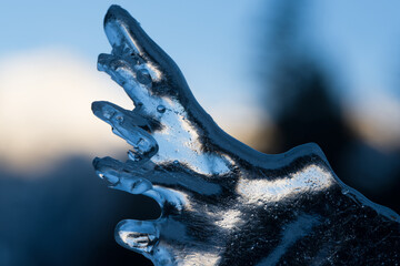 il ghiaccio e la sua struttura morbida, i riflessi della luce del sole filtrati da una forma di...