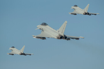 Aviones de combate despegando