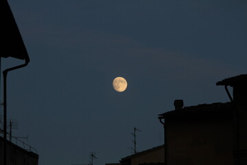 Fototapeta na wymiar moon over buildings