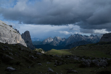 la bellezza dei paesaggi di montagna in autunno, la roccia delle montagne delle dolomiti