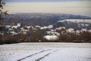 Blick über die Friedenshöhe im Winter mit Blick auf den Ort Flacht