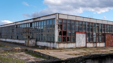 entrepôt d& 39 usine abandonné avec des fenêtres cassées