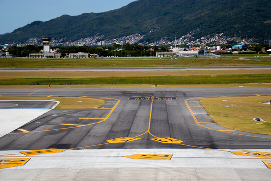airport taxiway