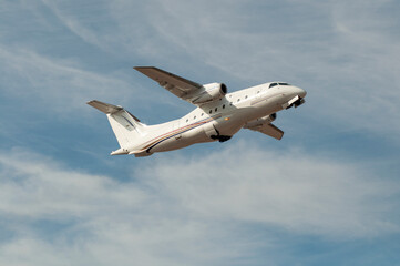Avión de línea bimotor despegando