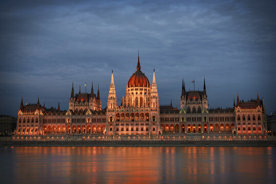 A beautiful shot of the parliament building in Budapesht
