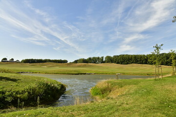 Fototapeta na wymiar Marrais entre prairies au parc d'Enghien en Hainaut 