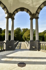Les double colonnes supportant les arcades du Pavillon des Sept Etoiles au parc d'Enghien en Hainaut 