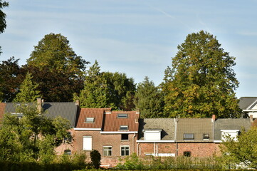 Fototapeta na wymiar Maisons ouvrières en pleine nature en bordure du parc d'Enghien en Hainaut