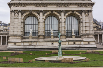 Obraz premium Brignole Galliera Square with fountain and Palais Galliera (naw museum of fashion and fashion history) building in the center. Paris, France.