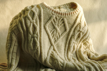 Stary wełniany sweter góralski ręcznej produkcji.