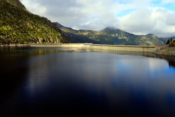 Le lac et barrage du Cap de Long Hautes Pyr&eacute;n&eacute;es
