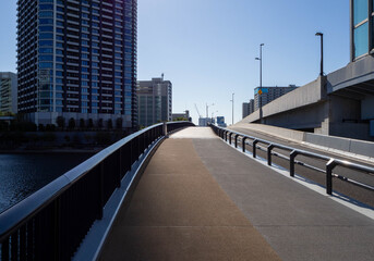 人通りのない東京都心部の遊歩道