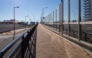 Obraz premium 人通りのない東京都心部の遊歩道