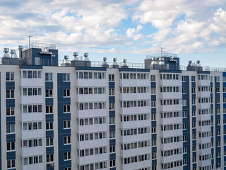 Fototapeta na wymiar view of multi-apartment multi-storey residential building, panel monolithic new building, renovation, new residential areas in cities