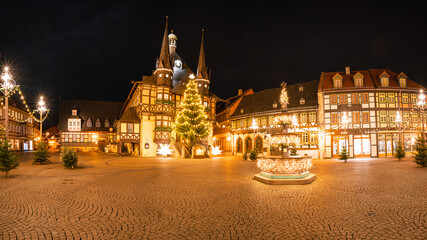 Fototapeta na wymiar Panorama Marktplatz Wernigerode Beleuchtung weihnachtlich
