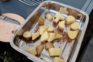 Kartoffeln geschnitten in einer Edelstahl Schale