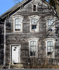 Fototapeta na wymiar Abandoned old farmhouse in the country