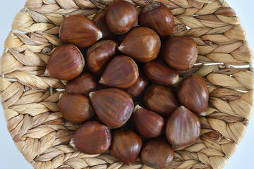 Un montón de castañas en un cesto de mimbre.