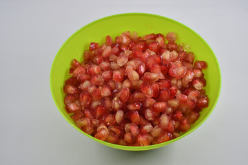 Bol lleno de sabrosa granada.