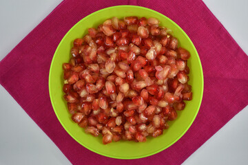 Bol lleno de sabrosa granada.

