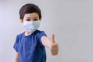 Niño latino con cubrebocas cuidado covid 4