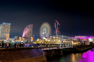 横浜みなとみらい　クリスマスイブの全館点灯イベントと花火