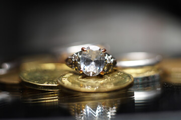 anillo sobre monedas