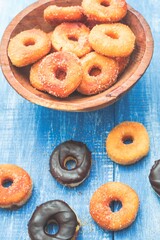 sesión de pequeñas donas de azúcar y chocolate hechas de manera artesanal