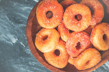 sesión de pequeñas donas de azúcar y chocolate hechas de manera artesanal