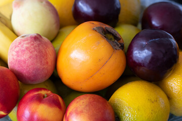 varias frutas juntas, ameixa, caqui, pêssego, laranja. Comida saudável