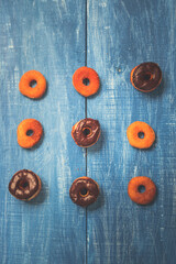 sesión de pequeñas donas de azúcar y chocolate hechas de manera artesanal