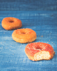 sesión de pequeñas donas de azúcar y chocolate hechas de manera artesanal