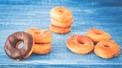 sesión de pequeñas donas de azúcar y chocolate hechas de manera artesanal