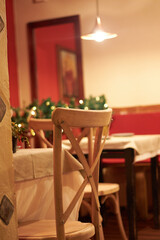 Mesa de restaurante y luces navideñas 