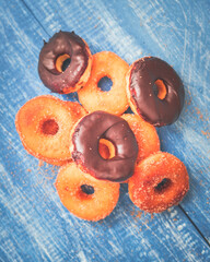 sesión de pequeñas donas de azúcar y chocolate hechas de manera artesanal
