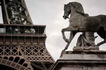 Estatua de caballo con fragmento de la Torre Eiffel de fondo  © Salix