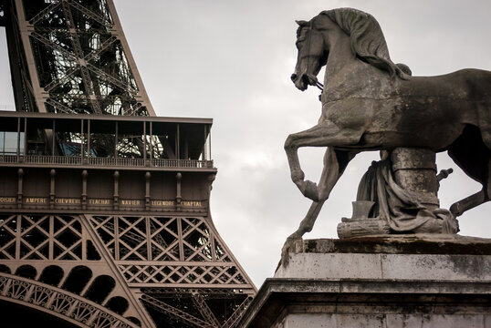 Estatua de caballo con fragmento de la Torre Eiffel de fondo 