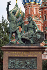 Fototapeta na wymiar Monument to the heroes of the war of 1612 against the walls of St. Basil's Cathedral. 