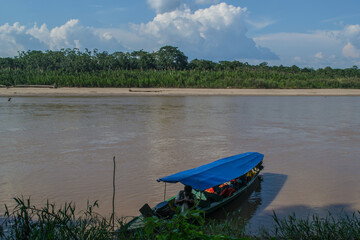 Boat approaching the beach of the Manu River, bringing bottles for the communities that live in the interior of the jungle, photograph taken in 2019.