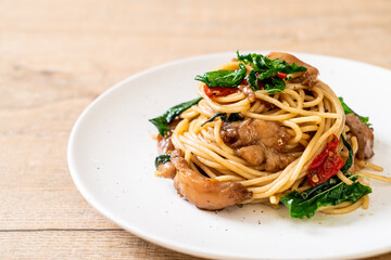 stir-fried spaghetti with chicken and basil