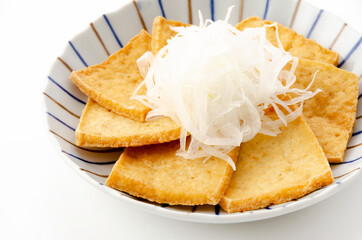 スライス豆腐の揚げ物さらし玉ねぎ添え
