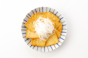 スライス豆腐の揚げ物さらし玉ねぎ添え
