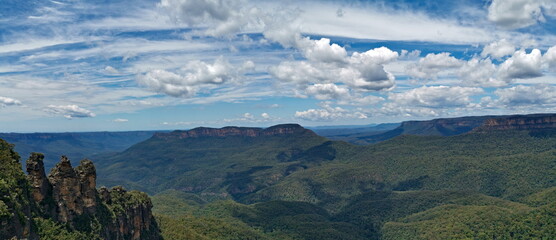 Fototapeta na wymiar Beautiful panoramic view of tall mountains and deep valleys, Three Sisters Lookout, Blue Mountain National Park, New South Wales, Australia 