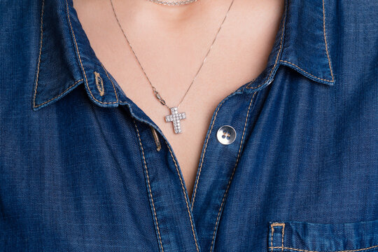Collana con piccola croce di brillanti