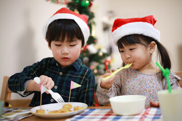 食事する子供たち
