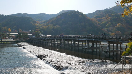 京都の秋、渡月橋の風景、人が少ない