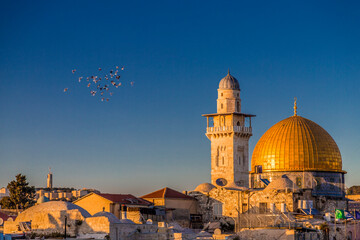 Obraz premium Jerusalem, Israel - June 12, 2019: Exterior view of the Dome of the Rock or Al Qubbat as-Sakhrah in Arabic. Located in Jerusalem, the monumental shrine is a sacred Islamic destination.