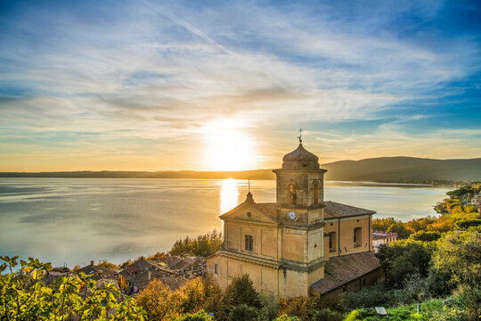 Il sole tramonta dietro la chiesa di Trevignano Romano